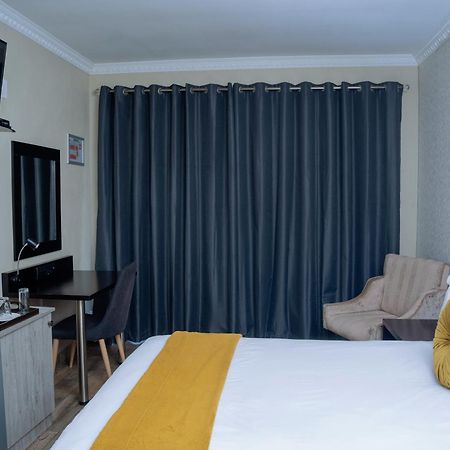 Q'S Boutique Stay Standerton Exterior photo
