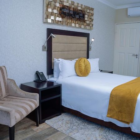 Q'S Boutique Stay Standerton Exterior photo