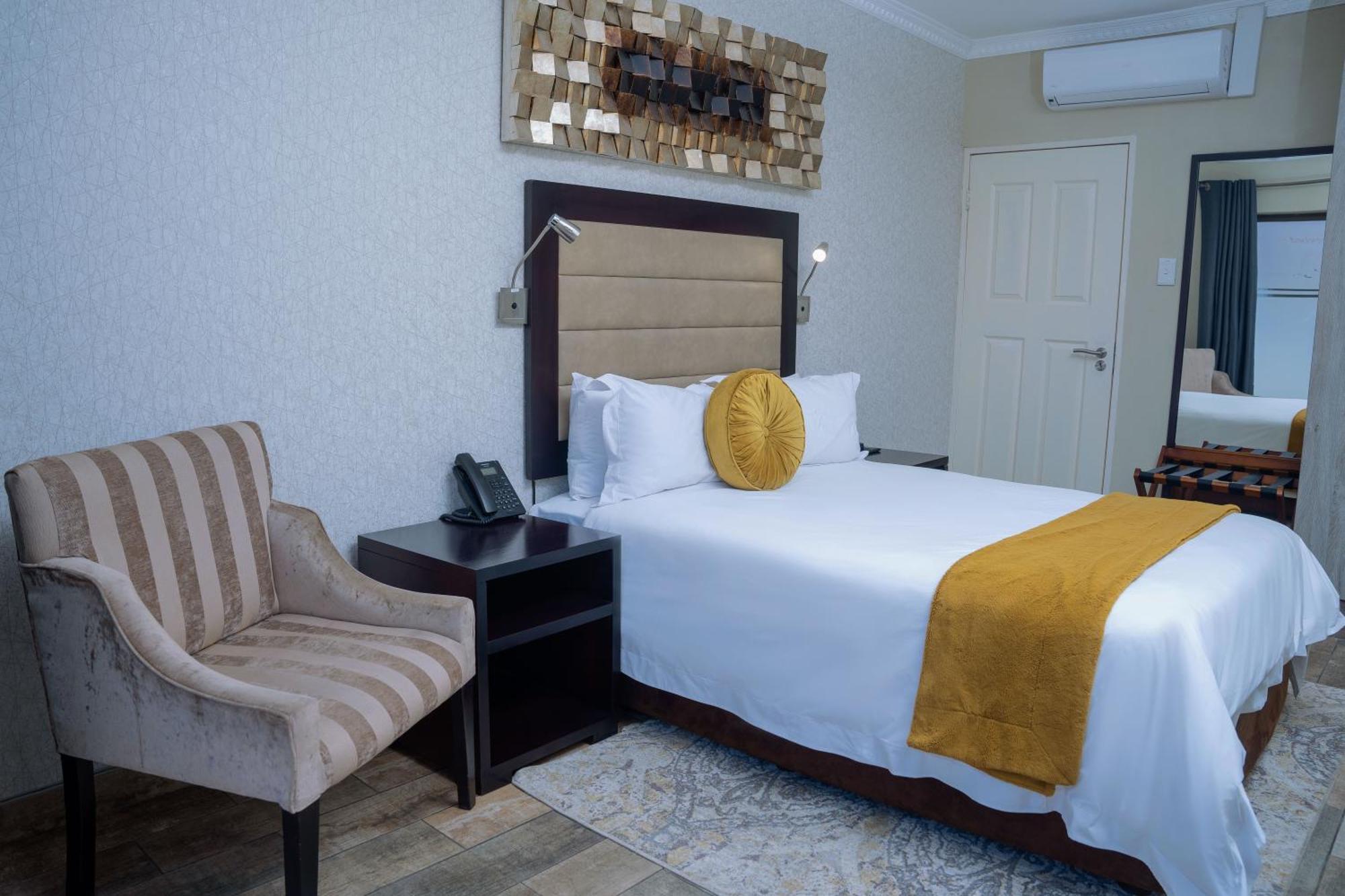 Q'S Boutique Stay Standerton Exterior photo